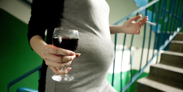 pregnancy lady drinking