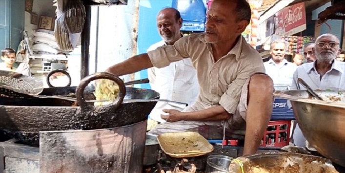 A man who specializes fritters frying in boiling oil3