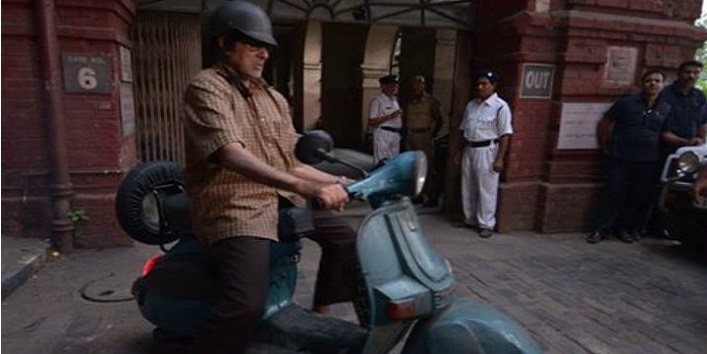 पहले साइकिल और अब स्कूटर पर नजर आए अमिताभ बच्चन