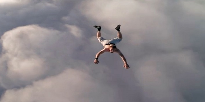 एक आदमी ने लगाई पैराशूट के बिना हज़ारों फिट ऊपर से छलांग