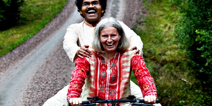 अपनी पत्नी से मिलने साइकिल से स्वीडन पहुंचा पति
