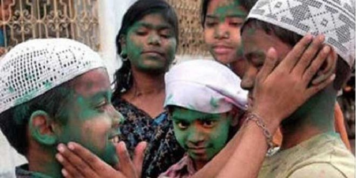 इस गांव में मुस्लिम मनाते हैं होली, करते हैं देवी पूजन