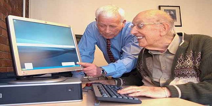 कंप्यूटर चलाना बुजुर्गों के लिए इस तरह होगा फायदेमंद