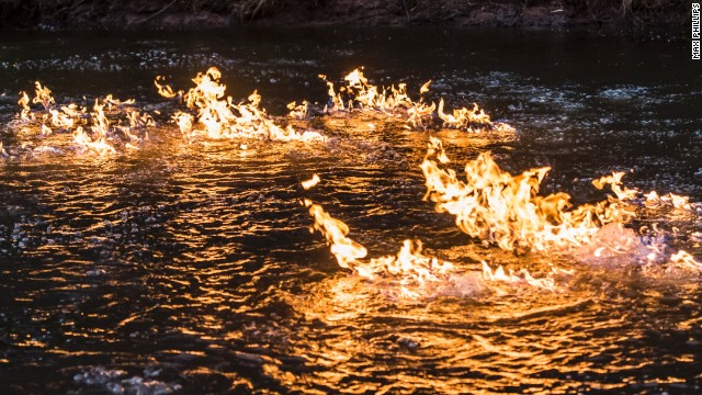 इस नदी के पानी में लगती है आग