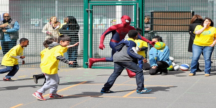 जानें अपने सुपरहीरो को देखकर कैसा होगा बच्चों का रिएक्शन