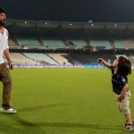 srk-attends-kkr-match-with-son-showers-kisses-on-fans-1