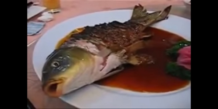 OMG: तली हुई मछली प्लेट में रखते ही फिर से हो गई जिंदा!