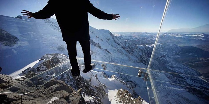 The longest glass bridge that is highest in the world 3
