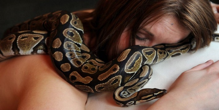woman-slept-with-her-pet-python-every-night1