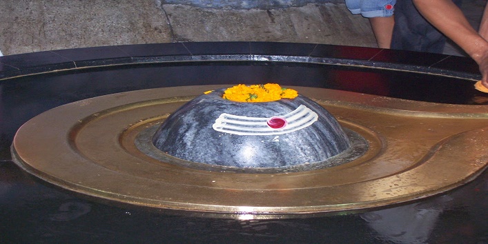 Nature offers water to this shiva linga at tapkeshwar mahadev temple 2