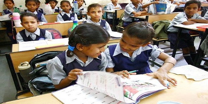 यूपी के स्कूलों में बच्चों को पढ़ाते दिखेंगे महात्मा गांधी और अमिताभ बच्चन