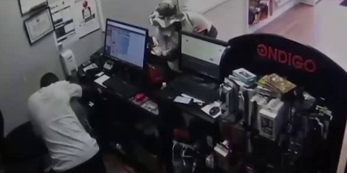 वीडियों:  जिस दुकान में चोरी करने गए चोर वही होकर रह गए कैद