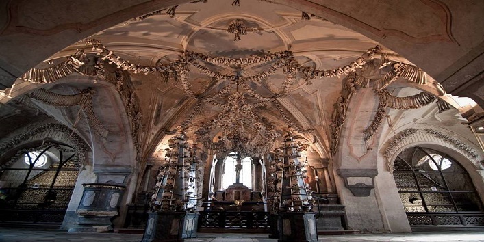 रहस्यमय चर्च – 40 हजार लोगों की मानव हड्डियों से बना है यह चर्च