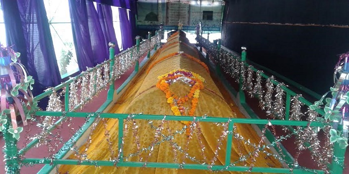 शिव मंदिर की चादर को दरगाह पर चढ़ा यहां होता है भाईचारे का प्रसार