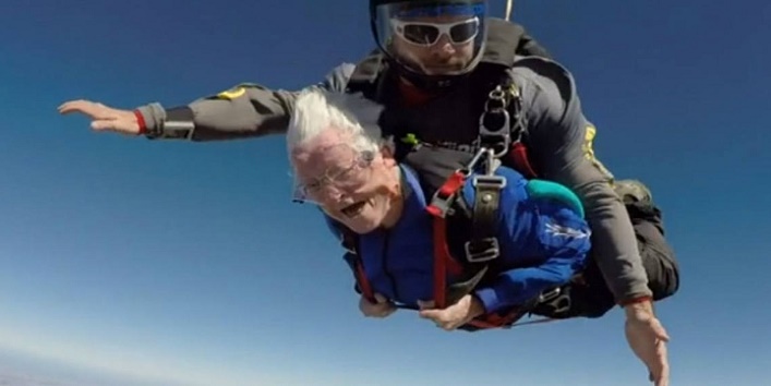 95 साल की बूढ़ी महिला ने 13,000 फीट से कूदकर मनाया अपना बर्थ-डे