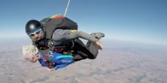 95-year-old-skydiving-nannie1