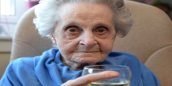 102 साल की यह महिला 75 सालों से रोज पी रही है 20 सिगरेट