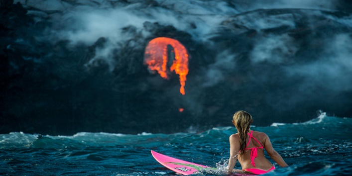 समुंद्र के बीच लहरों का मजा लेने उतरी महिला तभी अचानक फटा ज्वालामुखी