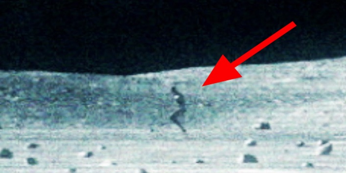 चन्द्रमा पर देखने को मिले दो एलियंस, देखें वीडियो
