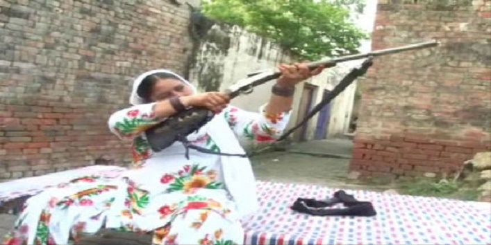 शाहना बेगम – महिलाओ की रक्षा के लिए इन्होंने उठाई है बंदूक, अपराधी खाते हैं खौफ