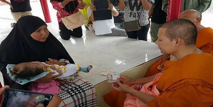 बिना सिर-आंखों वाली बच्ची को जीवन दे रहें हैं बौद्ध भिक्षु