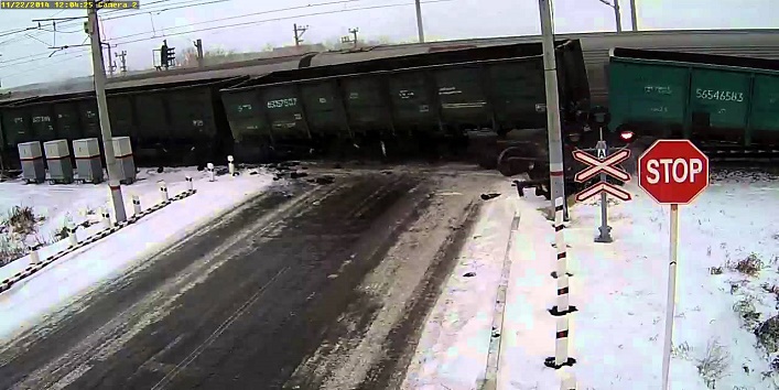 वीडियो – दो तेज रफ्तार ट्रेनों के बीच आया ट्रक, उड़े परखच्चे