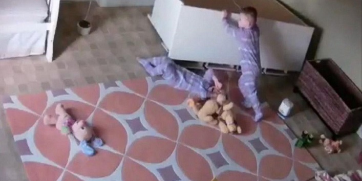 देखें वीडियो – 2 साल के बच्चे ने अपनी सूझबूझ के दम पर बचा ली अपने जुड़वां भाई की जान