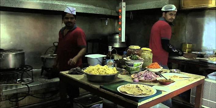 दो भारतीयों ने दुबई में खोला रेस्तरां, बेरोजगारों को दे रहें हैं मुफ्त भोजन