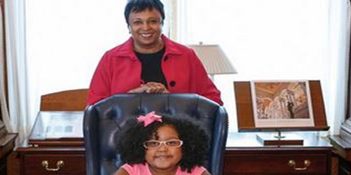 4 साल की बच्ची ने पढ़ ली 1 हजार किताबें, बनी दुनिया की सबसे बड़ी लाइब्रेरी की अध्यक्ष
