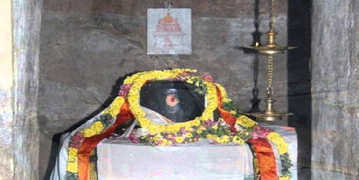 सांप ने मंदिर में किया शिव पूजन, लोग हुए हैरान