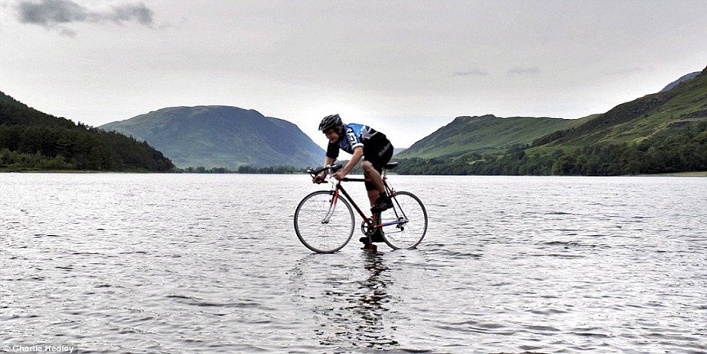 आश्चर्य – 70 फुट गहरी झील के पानी पर साईकिल चलाकर किया पार
