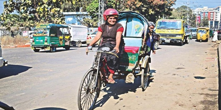 जज्बा – अपने बच्चों के भविष्य के लिए यह महिला चलाती हैं रिक्शा