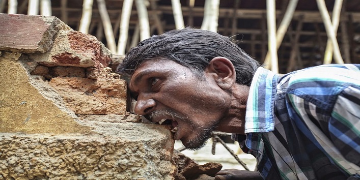 20 वर्षों से लगातार यह व्यक्ति खा रहा है पत्थर, ईंट और मिट्टी