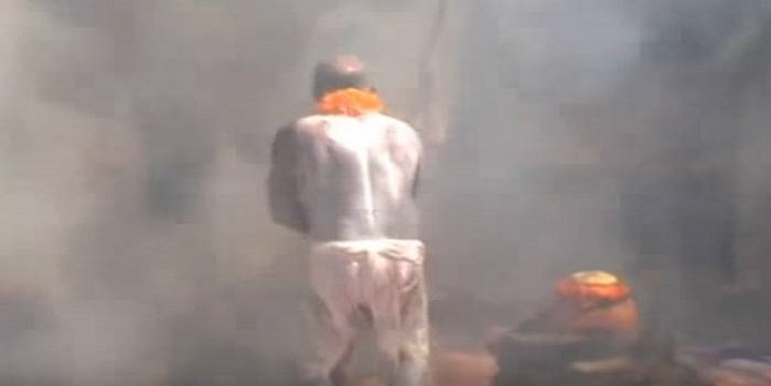 नवरात्र में खौलते हुए दूध से स्नान करता है इस मंदिर का पुजारी