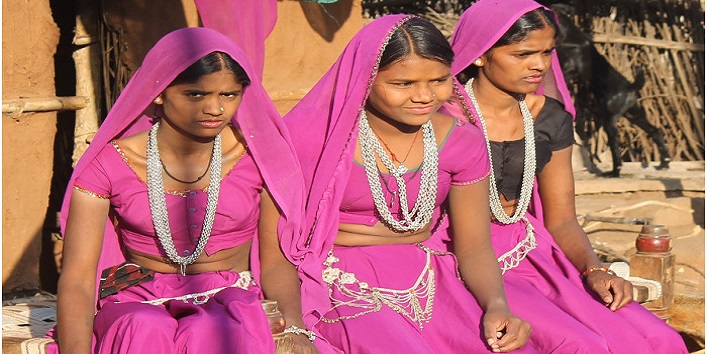 अनोखा गांव – यहां युवक और युवतियां पहनते हैं एक जैसे कपड़े, जानें क्यों