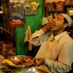 Indian Muslim vendors break their fast d