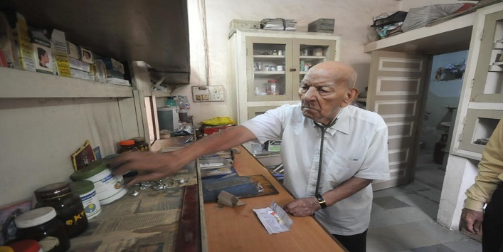 102 years old doctor Balwant Ghatpande from pune serves patients