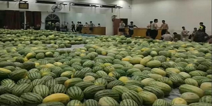 students transport a watermelon weighs 30 tonnes without any vehicle cover