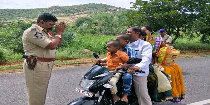 this picture is going viral know why a police office greeted pranam to a biker rider cover