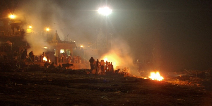 Burning_ghats_of_Manikarnika_Varanasi-1050x701