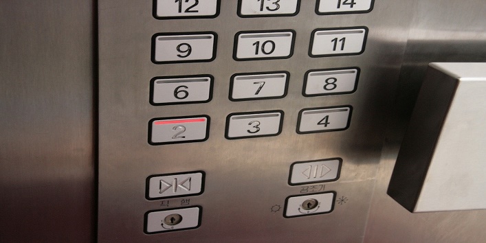लिफ्ट में नहीं है 5 वीं मंजिल का बटन