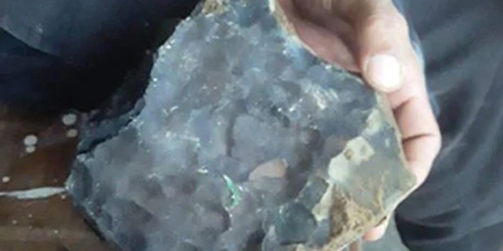 आसमान-से-गिरी-ऐसी-अद्भुत-चीज़,-जिसे-पाकर-रातों-रात-करोड़पति-1