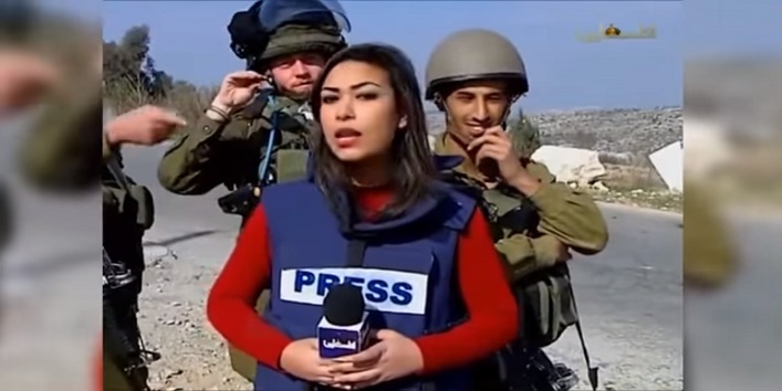 इज़रायल के सैनिकों ने सरेआम किए फिलिस्तीनी महिला रिपोर्टर को भद्दे इशारे