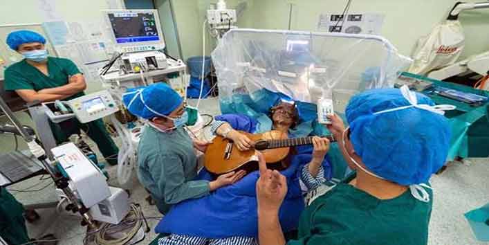 दिमाग के ऑपरेशन के दौरान यह मरीज़ बजाता रहा गिटार