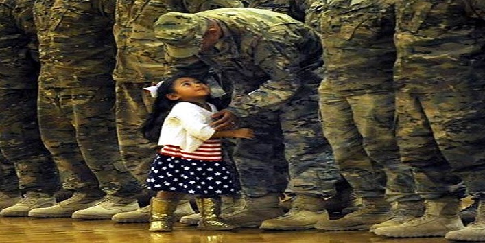 सेना का प्रोटोकॉल तोड़ बेटी दौड़ी पिता के पास