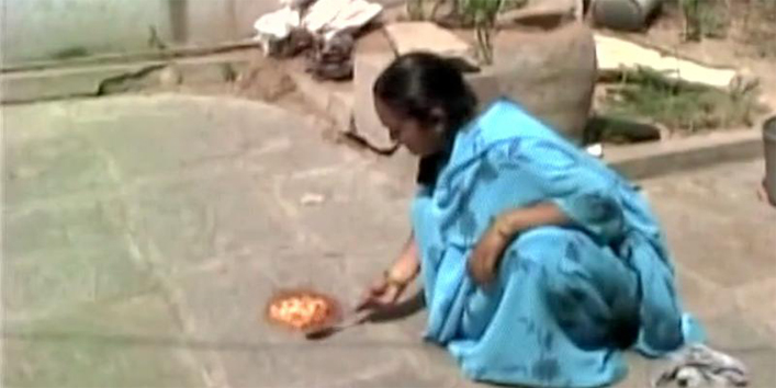 तेलंगाना में गर्मी का कहर, महिला ने फर्श पर ही बना दिया ऑमलेट