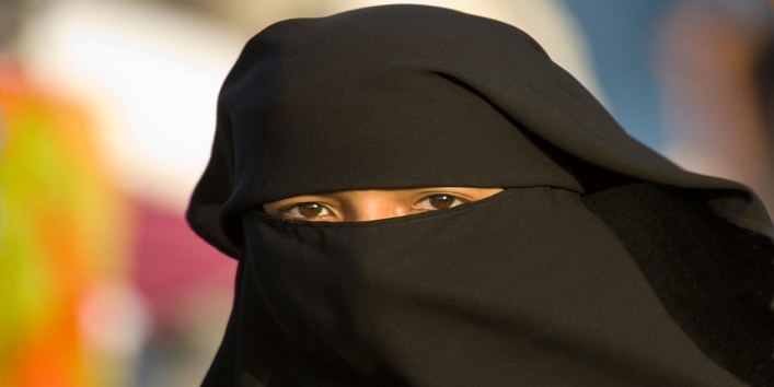 लंदन में बुर्का पहनी हुई महिला पर नस्लवादी हमला