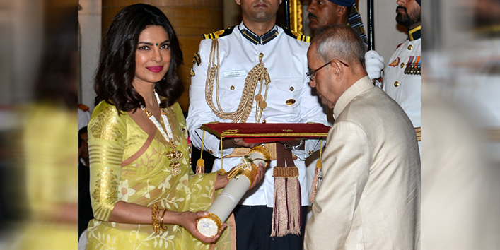 प्रियंका को मिला पद्मश्री पुरस्कार, नज़र आईं भारतीय लिबास में
