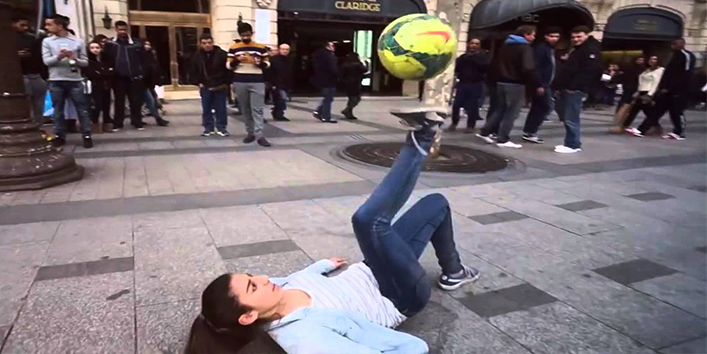वीडियो – इस लड़की से कोई फुटबॉल छीन कर दिखाए तो जानें