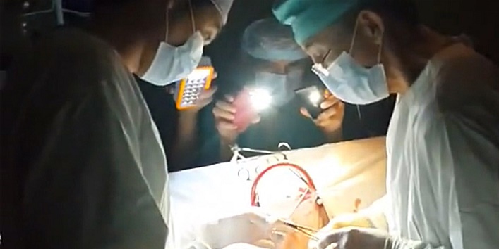 भारतीय जुगाड़- डॉक्टरों ने मोबाइल टॉर्च की रोशनी में की सर्जरी
